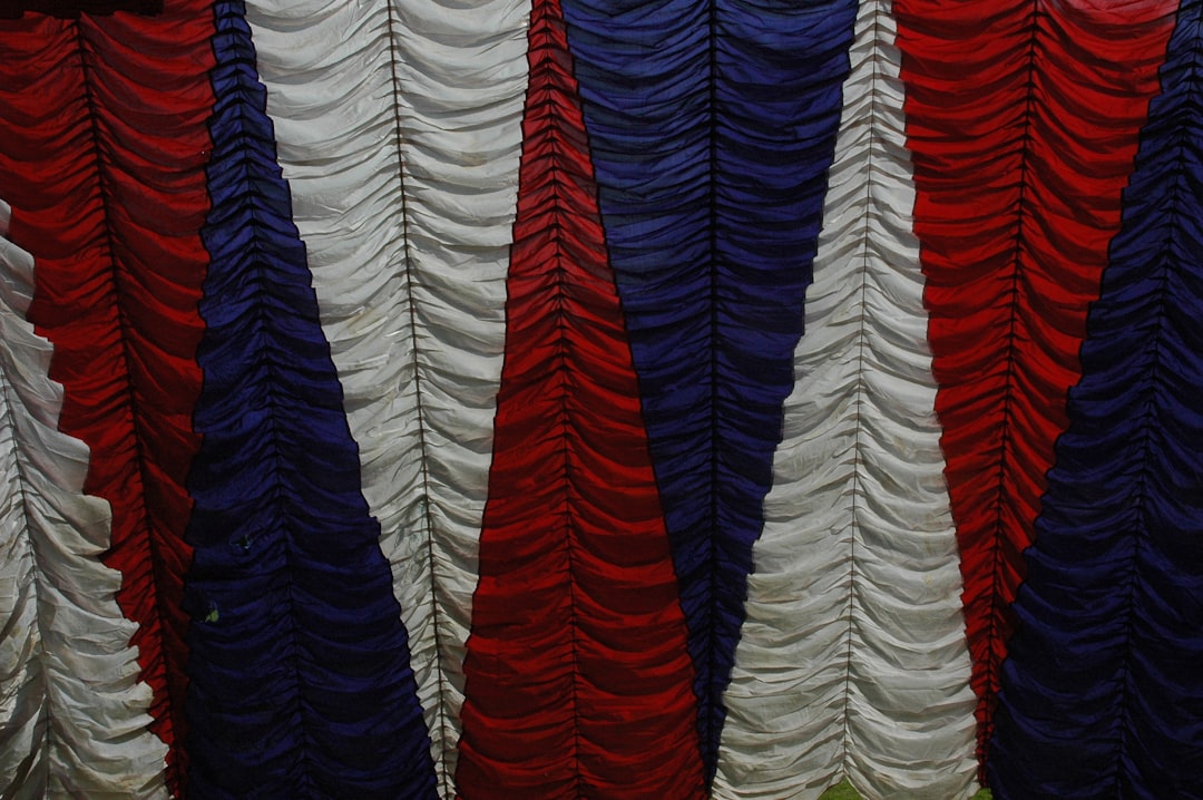 Photo tying scarves